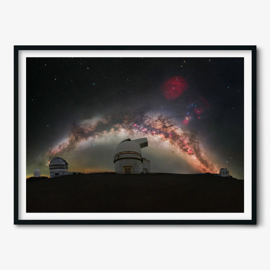Łukasz Remkowicz: Milky Way Arc Above Mauna Kea Observatories