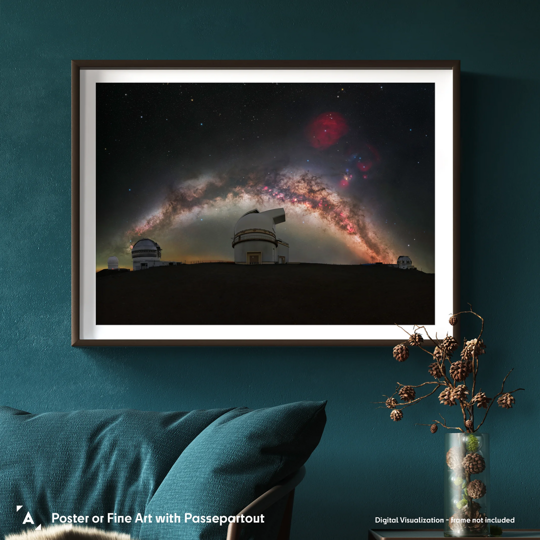 Łukasz Remkowicz: Milky Way Arc Above Mauna Kea Observatories